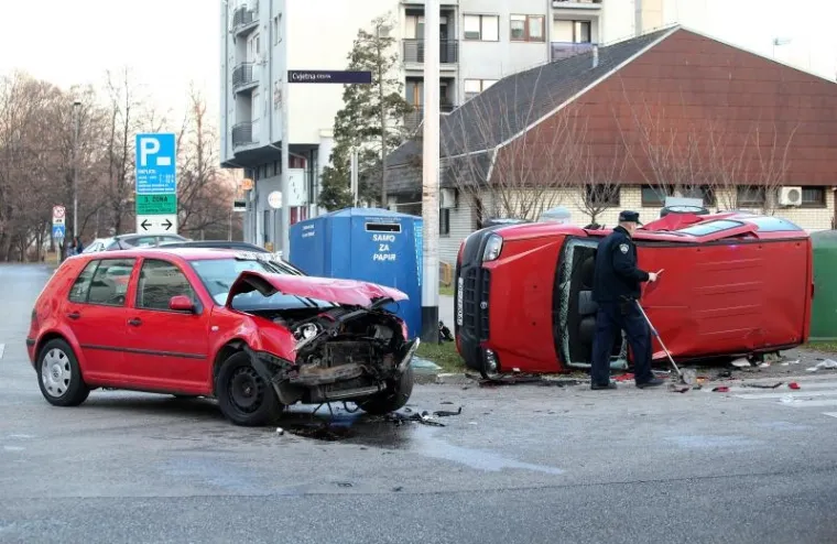 Sudar u Zagrebu: od siline udarca automobil se prevrnuo