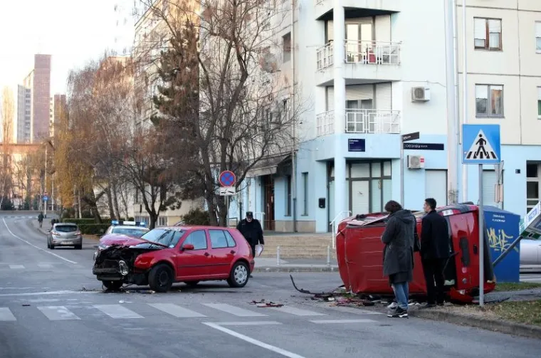Sudar u Zagrebu: od siline udarca automobil se prevrnuo