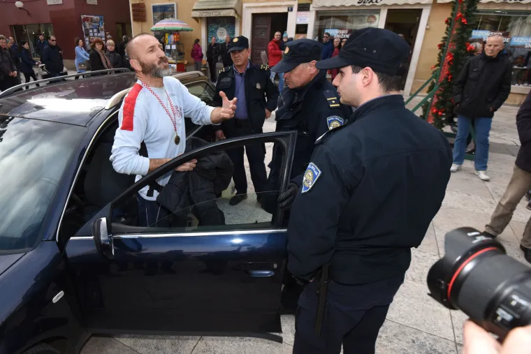 Policija spriječila Davora Dujića da zapali sebe i automobil na glavnom trgu