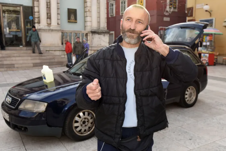 Policija spriječila Davora Dujića da zapali sebe i automobil na glavnom trgu