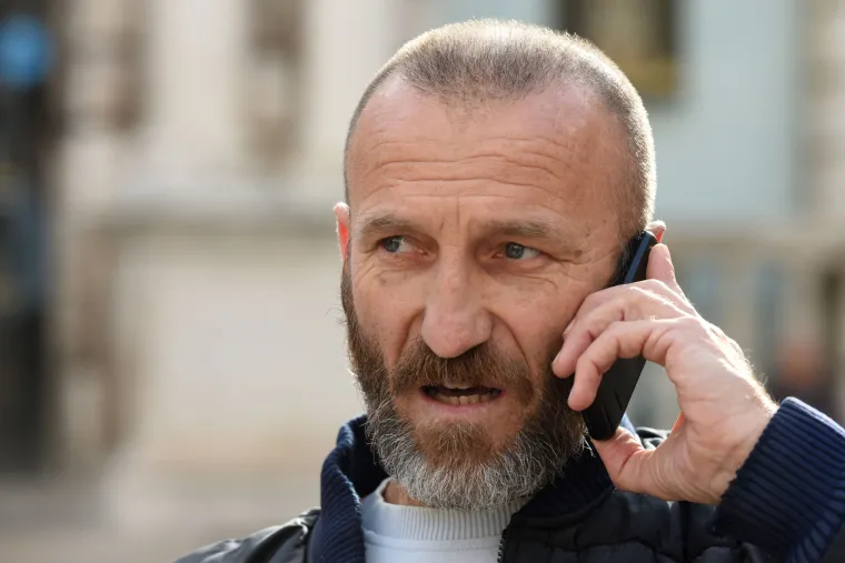 Policija spriječila Davora Dujića da zapali sebe i automobil na glavnom trgu