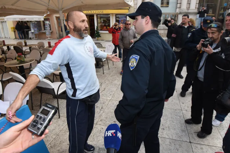 Policija spriječila Davora Dujića da zapali sebe i automobil na glavnom trgu
