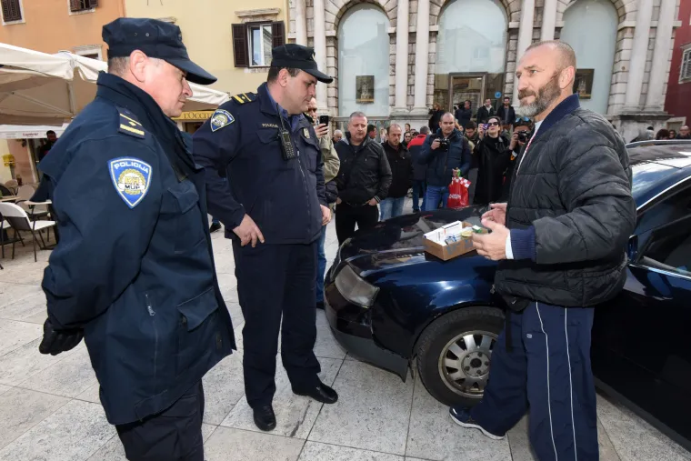 Policija spriječila Davora Dujića da zapali sebe i automobil na glavnom trgu