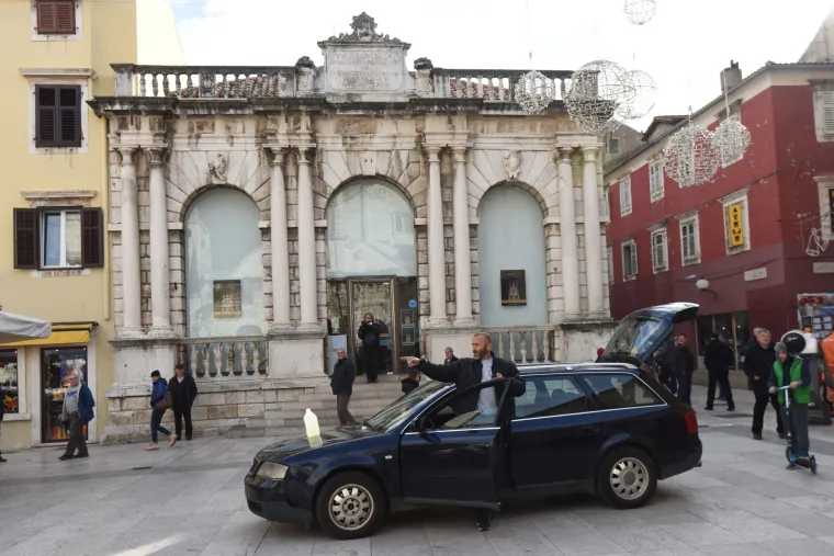 Policija spriječila Davora Dujića da zapali sebe i automobil na glavnom trgu