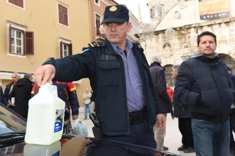 Na Narodnom trgu u Zadru, boksački trener Davor Dujić (51) koji je tvrdio da je dužnik, prijetio je da će se zapaliti. Na Trg su ubrzo stigli vatrogasci koji su uklonili kanistar s benzinom kojim je Dujić prijetio.