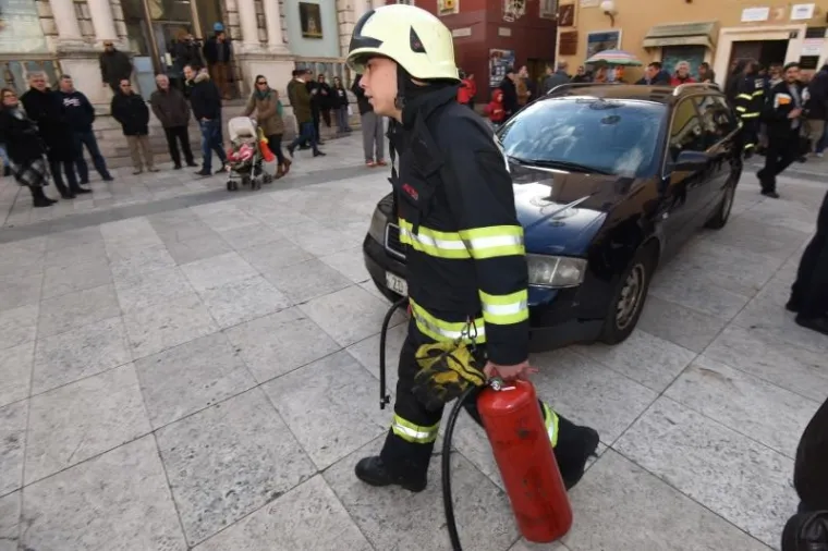 DRAMA U CENTRU ZADRA: Dovezao svoj automobil, donio kanistar benzina i prijetio da će se zapaliti
