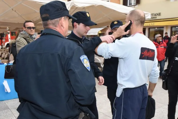 DRAMA U CENTRU ZADRA: Dovezao svoj automobil, donio kanistar benzina i prijetio da će se zapaliti