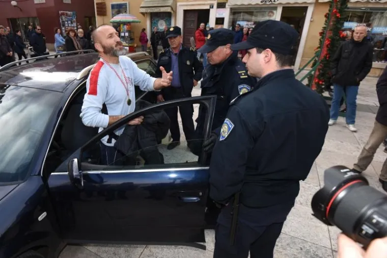 DRAMA U CENTRU ZADRA: Dovezao svoj automobil, donio kanistar benzina i prijetio da će se zapaliti