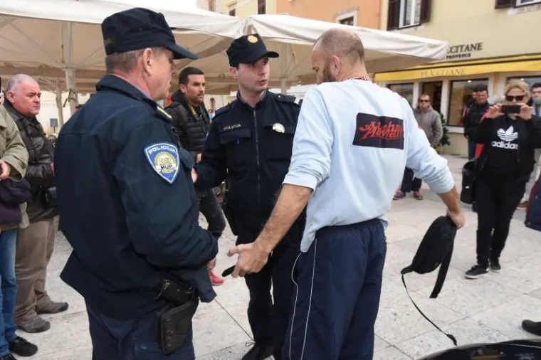 DRAMA U CENTRU ZADRA: Dovezao svoj automobil, donio kanistar benzina i prijetio da će se zapaliti