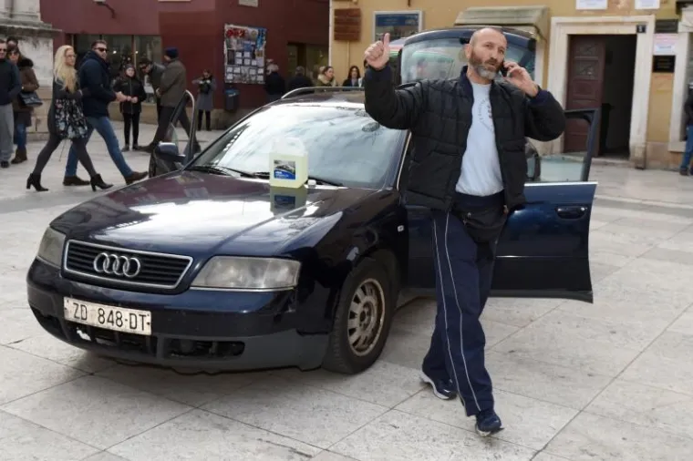 DRAMA U CENTRU ZADRA: Dovezao svoj automobil, donio kanistar benzina i prijetio da će se zapaliti