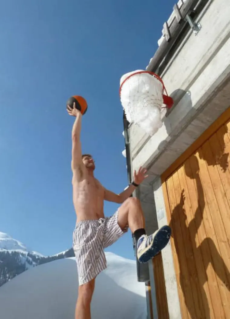 ZA NJIH NEMA ZIME! Skinuli se kao da su na plaži i uživaju u zimskim radostima