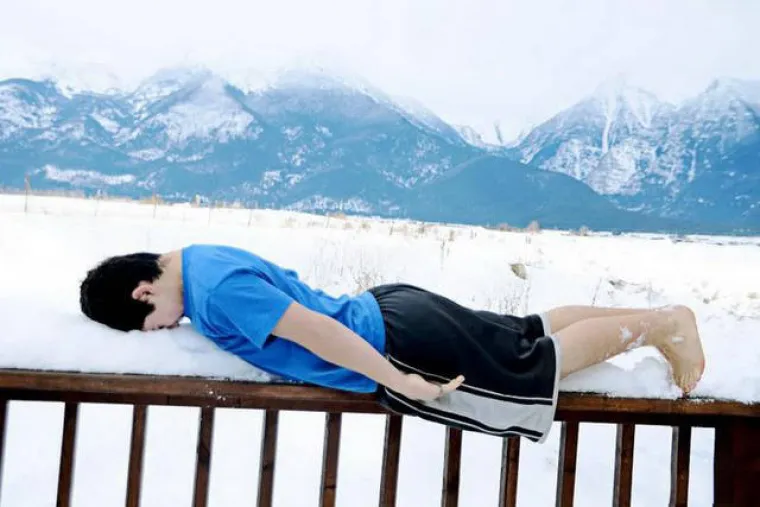 ZA NJIH NEMA ZIME! Skinuli se kao da su na plaži i uživaju u zimskim radostima