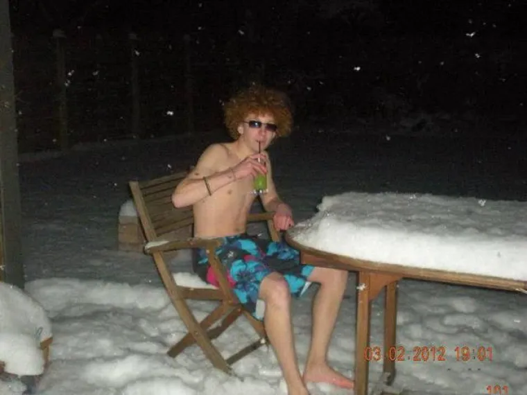 ZA NJIH NEMA ZIME! Skinuli se kao da su na plaži i uživaju u zimskim radostima