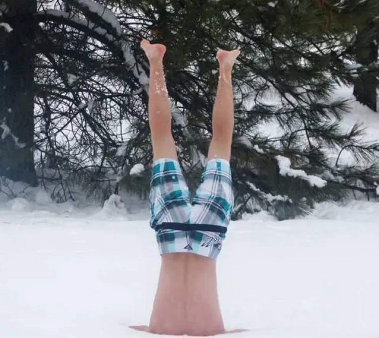 ZA NJIH NEMA ZIME! Skinuli se kao da su na plaži i uživaju u zimskim radostima