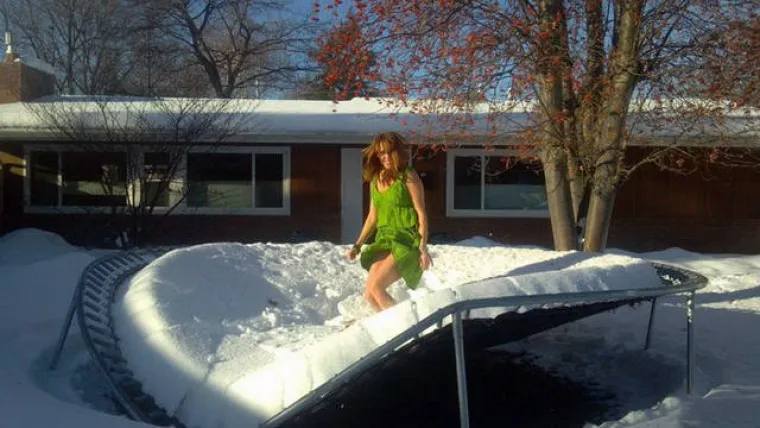 ZA NJIH NEMA ZIME! Skinuli se kao da su na plaži i uživaju u zimskim radostima