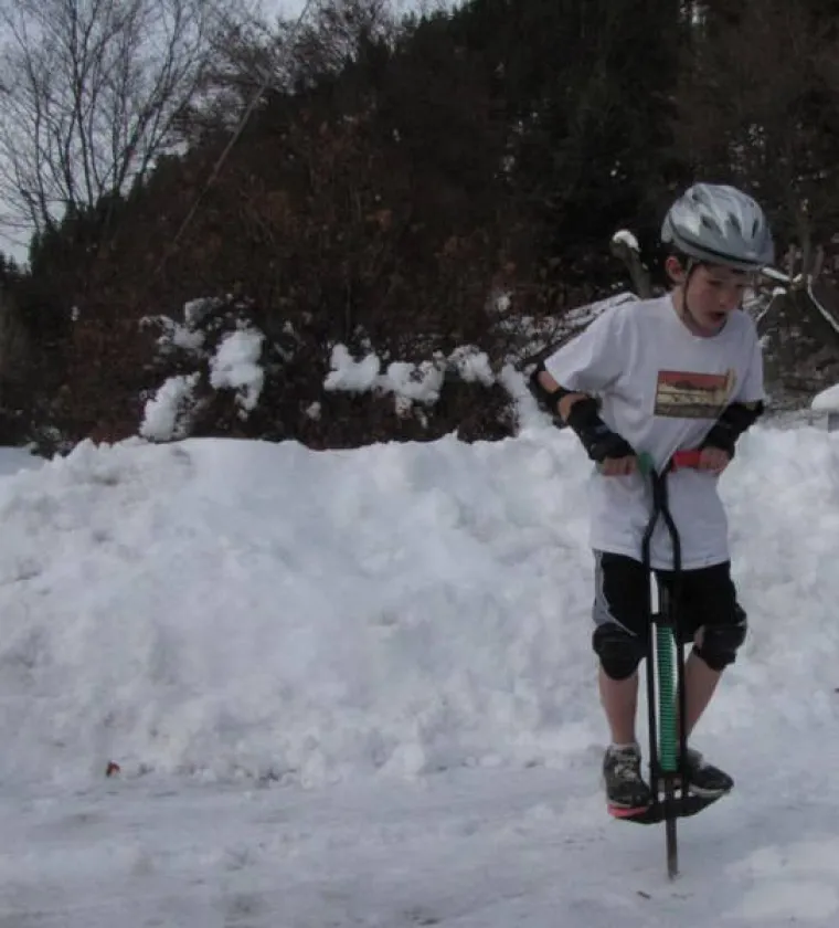 ZA NJIH NEMA ZIME! Skinuli se kao da su na plaži i uživaju u zimskim radostima