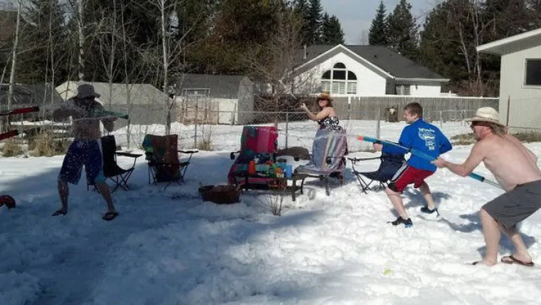 ZA NJIH NEMA ZIME! Skinuli se kao da su na plaži i uživaju u zimskim radostima