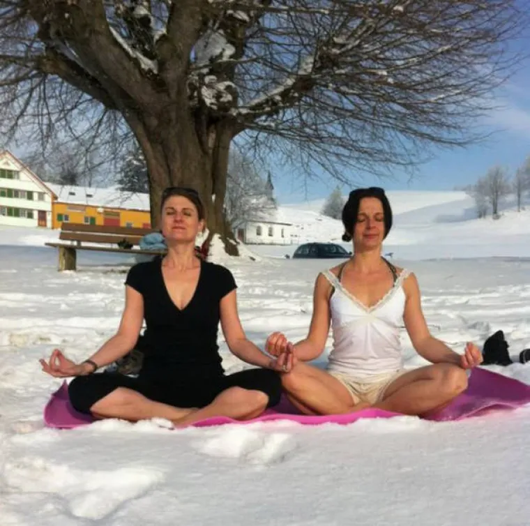 ZA NJIH NEMA ZIME! Skinuli se kao da su na plaži i uživaju u zimskim radostima