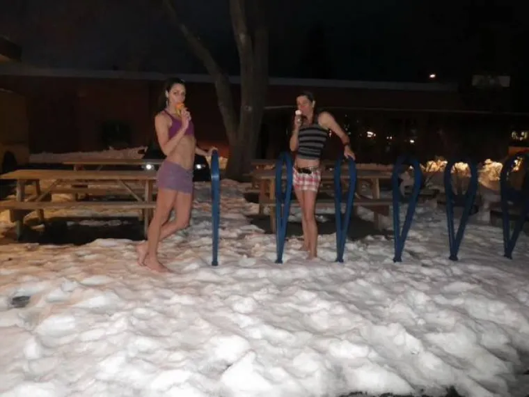 ZA NJIH NEMA ZIME! Skinuli se kao da su na plaži i uživaju u zimskim radostima