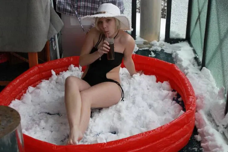 ZA NJIH NEMA ZIME! Skinuli se kao da su na plaži i uživaju u zimskim radostima