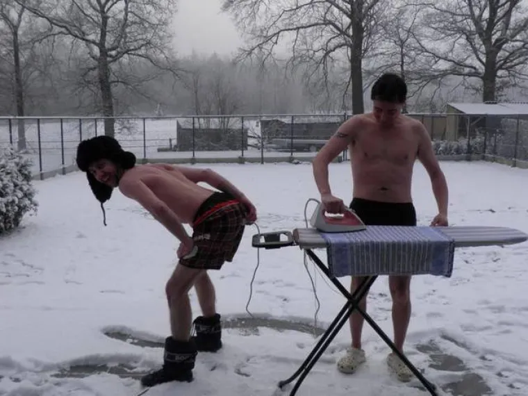 ZA NJIH NEMA ZIME! Skinuli se kao da su na plaži i uživaju u zimskim radostima