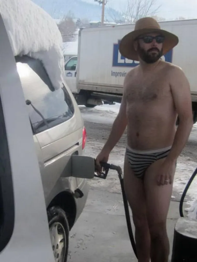 ZA NJIH NEMA ZIME! Skinuli se kao da su na plaži i uživaju u zimskim radostima