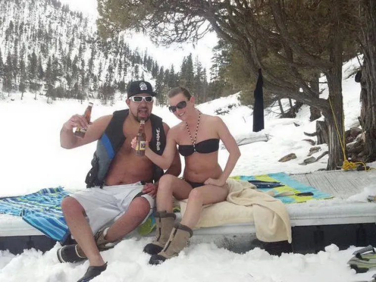 ZA NJIH NEMA ZIME! Skinuli se kao da su na plaži i uživaju u zimskim radostima