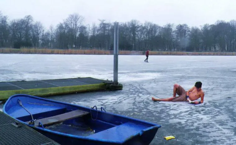 ZA NJIH NEMA ZIME! Skinuli se kao da su na plaži i uživaju u zimskim radostima