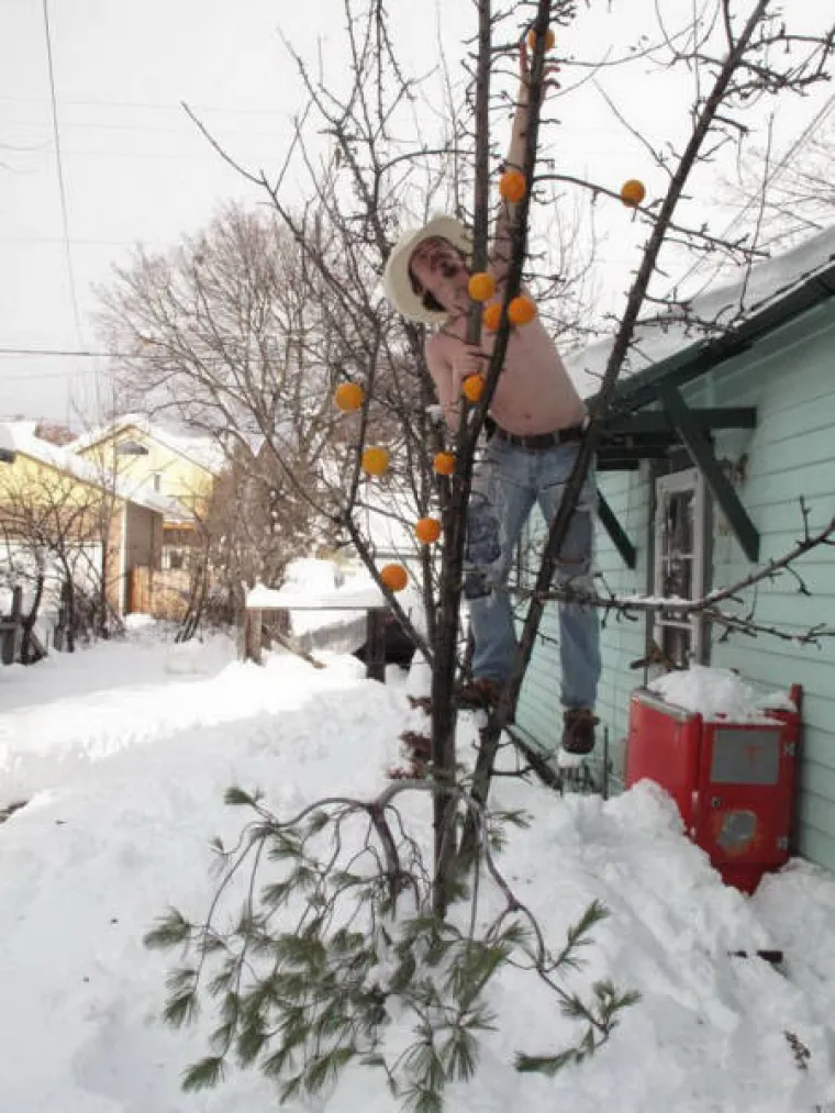 ZA NJIH NEMA ZIME! Skinuli se kao da su na plaži i uživaju u zimskim radostima
