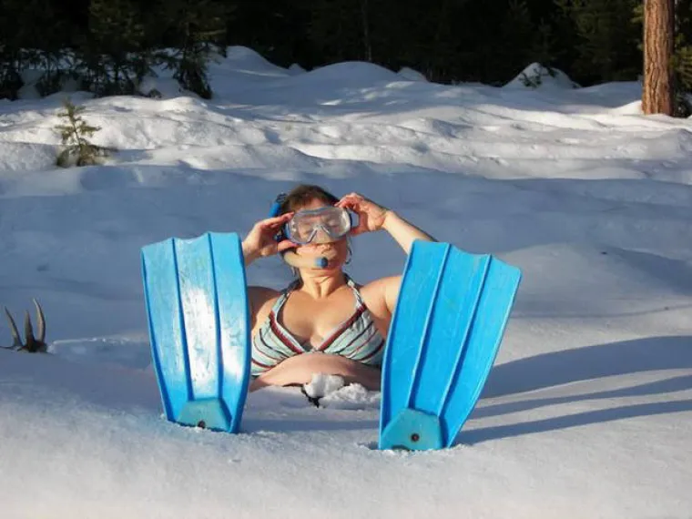 ZA NJIH NEMA ZIME! Skinuli se kao da su na plaži i uživaju u zimskim radostima