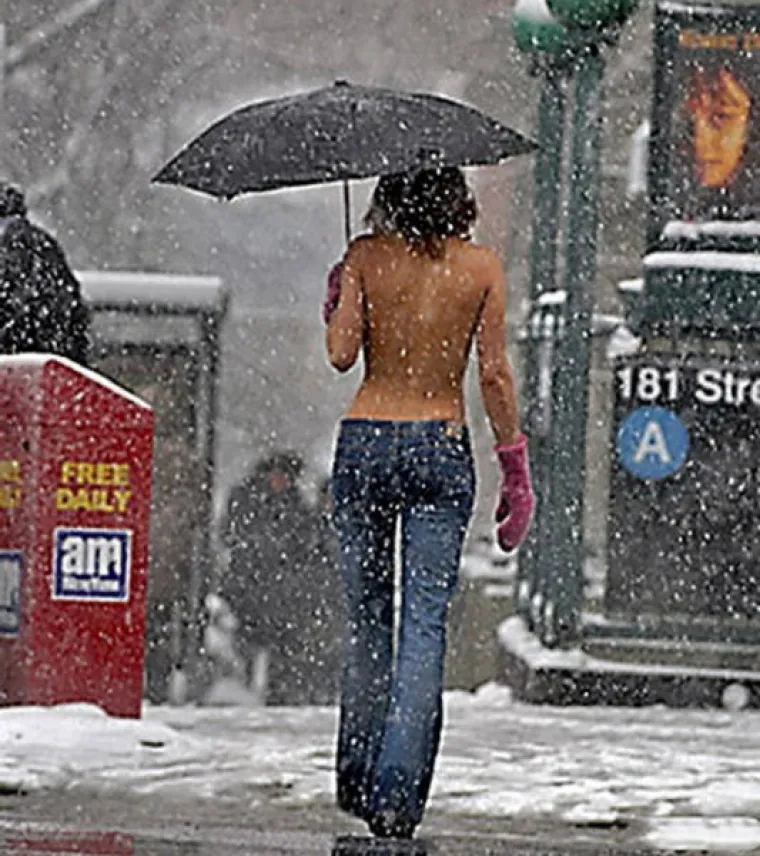 ZA NJIH NEMA ZIME! Skinuli se kao da su na plaži i uživaju u zimskim radostima