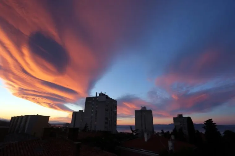 CRVENI OBLACI: Pogledajte spektakularne prizore koji su očarali stanovnike Rijeke i Krka