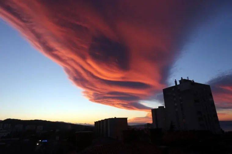 Obasjani niskim suncem, izgledali su poput pje&scaron;čanih dina