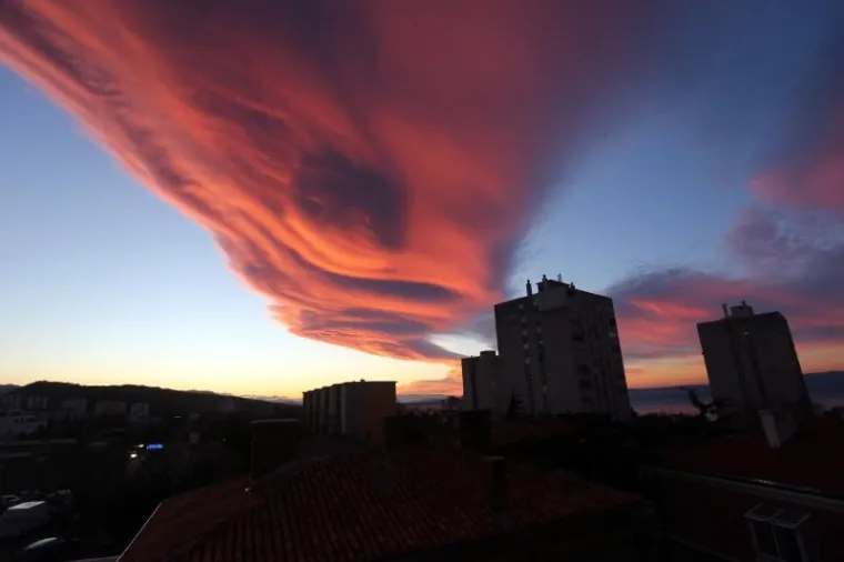 Neobični oblaci ukrasili su nebo iznad Rijeke i Krka