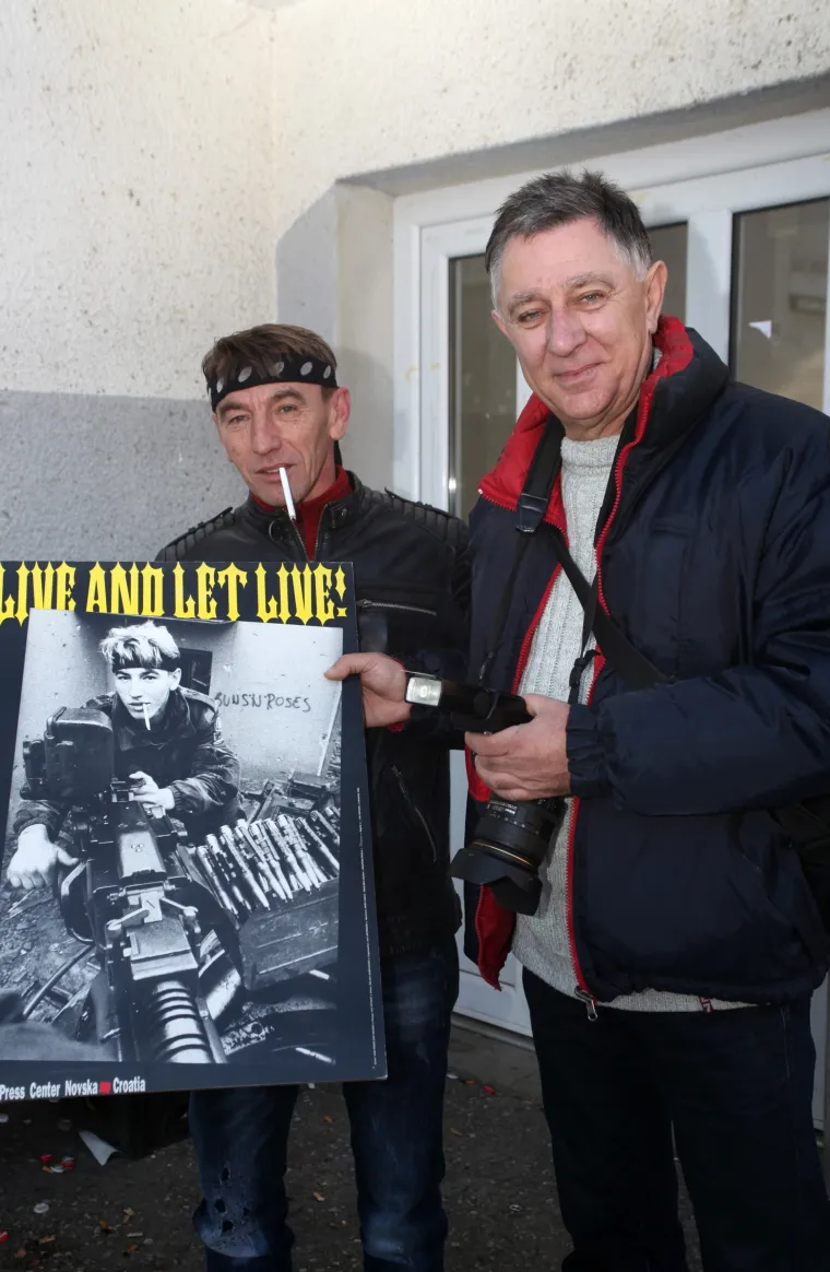Fotografija je nastala u djeliću sekunde ekspozicije i samo jedan snimak, jer su trenutak kasnije granate s neprijateljskih položaja počele padati u neposrednoj blizini
