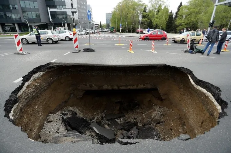 Zbog nastale rupe na križanju Slavonske i Marohnićeve u Zagrebu, promet žilom kucavicom grada odvijao se iznimno otežano.