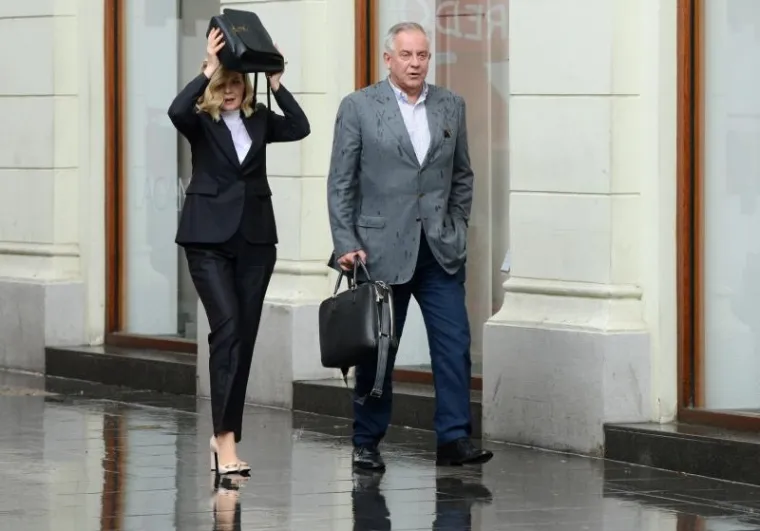 Bivši premijer Ivo Sanader u društvu odvjetnice Jadranke Sloković prošetao gradom i popio kavu.