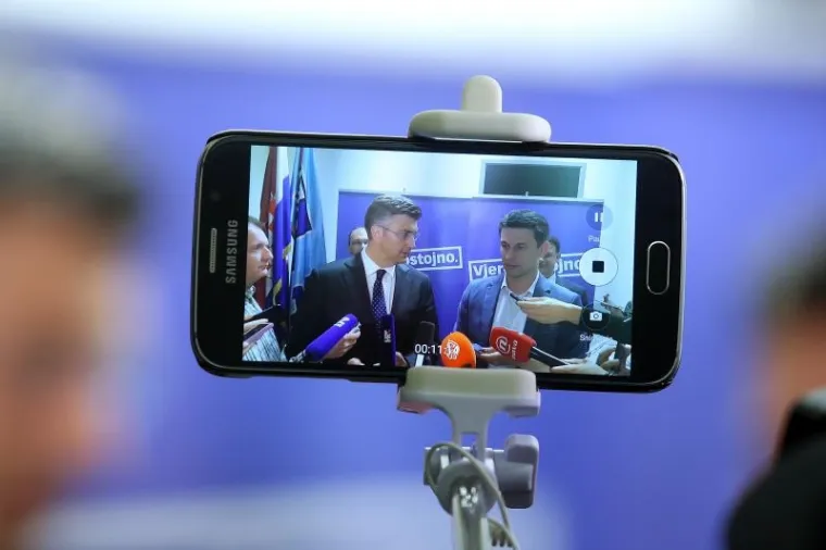 U sjedištu HDZ-a, nakon trećeg kruga pregovora o formiranju Vlade između HDZ-a i MOST-a, čelnici stranaka Božo Petrov i Andrej Plenković dali su izjave okupljenim medijima.
