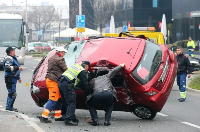 U sudaru dvaju osobnih vozila na Strojarskoj cesti u Zagrebu jedno je vozilo zavr&scaron;ilo na krovu.