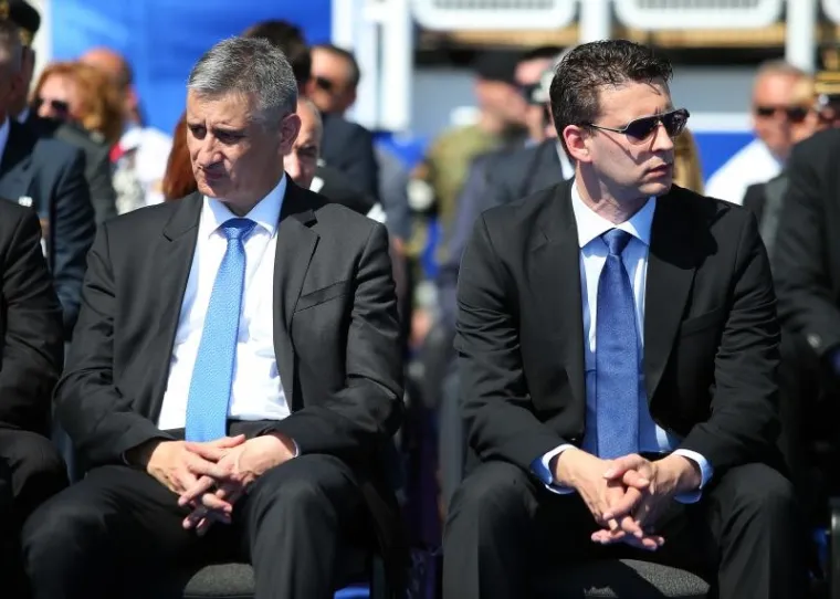 Čelnik Mosta, Božo Petrov i biv&scaron;i predsjednik HDZ-a, Tomislav Karamarko, poput dva "stranca" na obilježavanju Dana Oružanih snaga Republike Hrvatske na stadionu NK Zagreb u Kranjčevićevoj ulici.