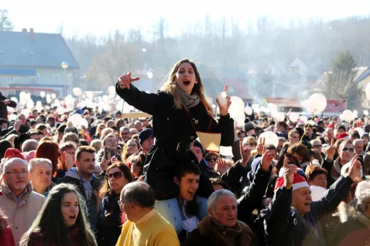 Tradicionalni doček Nove godine u Fužinama slavi se točno u podne već 17 godina. Ove godine ispraćaj Stare godine proslavilo je desetak tisuća posjetitelja.  Pustili su u zrak nekoliko tisuća balona s ispisanim novogodi&scaron;njim željama.