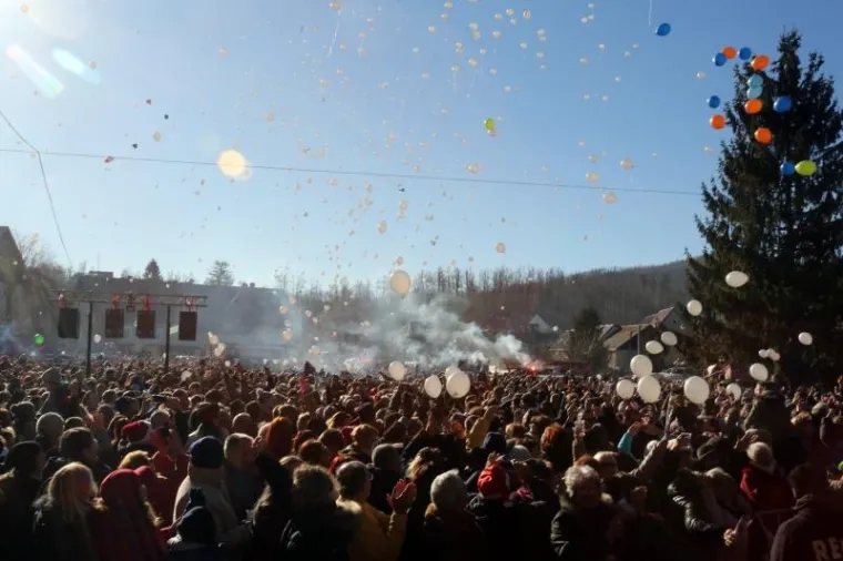 SPEKTAKL TOČNO U PODNE: Desetak tisuća ljudi u Fužinama već dočekalo Novu godinu