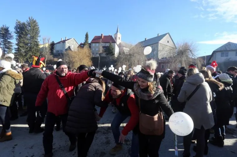 SPEKTAKL TOČNO U PODNE: Desetak tisuća ljudi u Fužinama već dočekalo Novu godinu