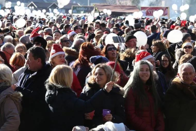 SPEKTAKL TOČNO U PODNE: Desetak tisuća ljudi u Fužinama već dočekalo Novu godinu