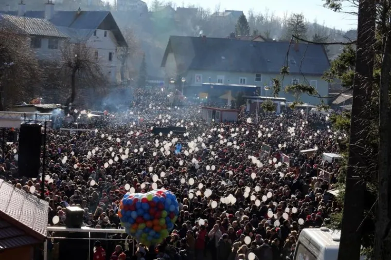 SPEKTAKL TOČNO U PODNE: Desetak tisuća ljudi u Fužinama već dočekalo Novu godinu