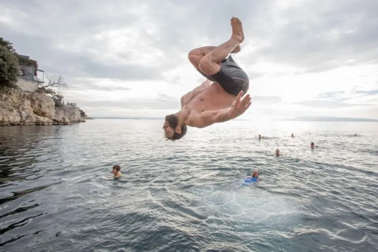Prvo novogodišnje kupanje održano je na plaži ispred hotela Jadran u Rijeci. Temperatura mora iznosila je 13 stupnjeva.