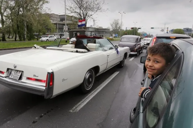 Svečani defile oldtimer automobila na putu od Trga bana Jelačića prema Velesajmu na zagrebački Auto show.