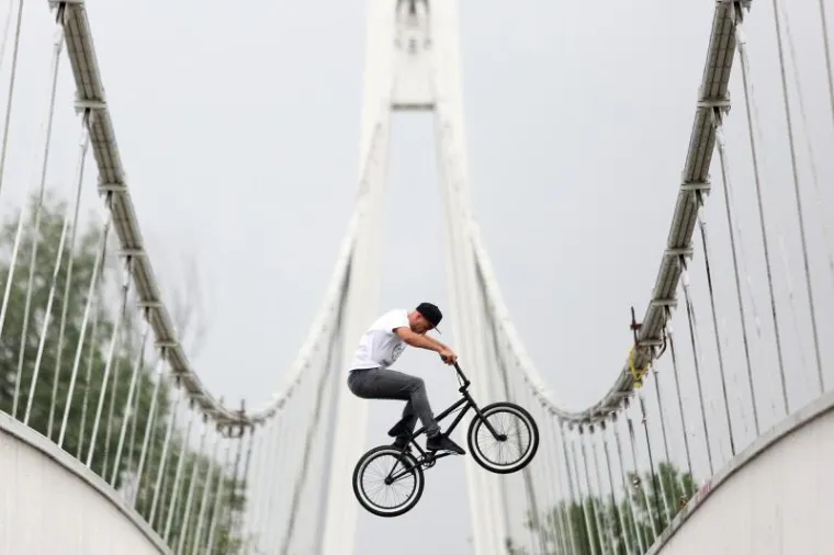 Igor Vukadinović Poki BMX-om planira preskočiti osječki pješački most na Dravi.