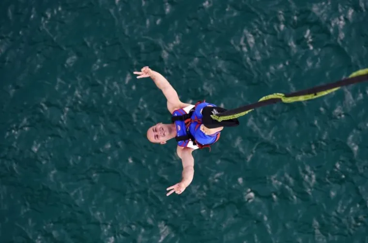 Hrvatski olimpijac Marijo Možnik otvorio je sezonu bungee jumping sa 56 metarskog Masleničkog mosta.