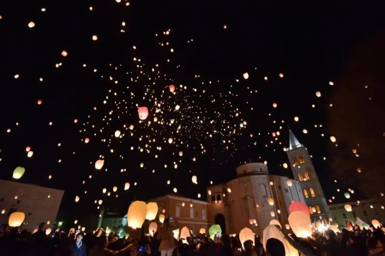 U Zadru je održana humanitarna manifestacija 'Zaželi ljubav', koja se svake godine održava na Valentinovo. Tisuće lampiona poletjelo je u zrak sa zadarskog Foruma.